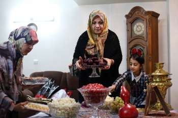 شب یلدا در جمع یک خانواده ایرانی