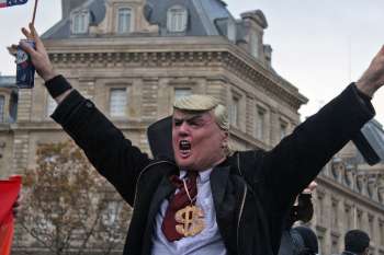 تظاهرات مردم پاريس بر عليه سفر ترامپ به فرانسه